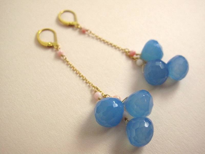 Lange Ohrringe Mit Blauen Chalcedontropfen Und Rosa Bambuskorallen An Feiner Goldkette, Statement, Unikat, Brautschmuck, Sommer von Indigena