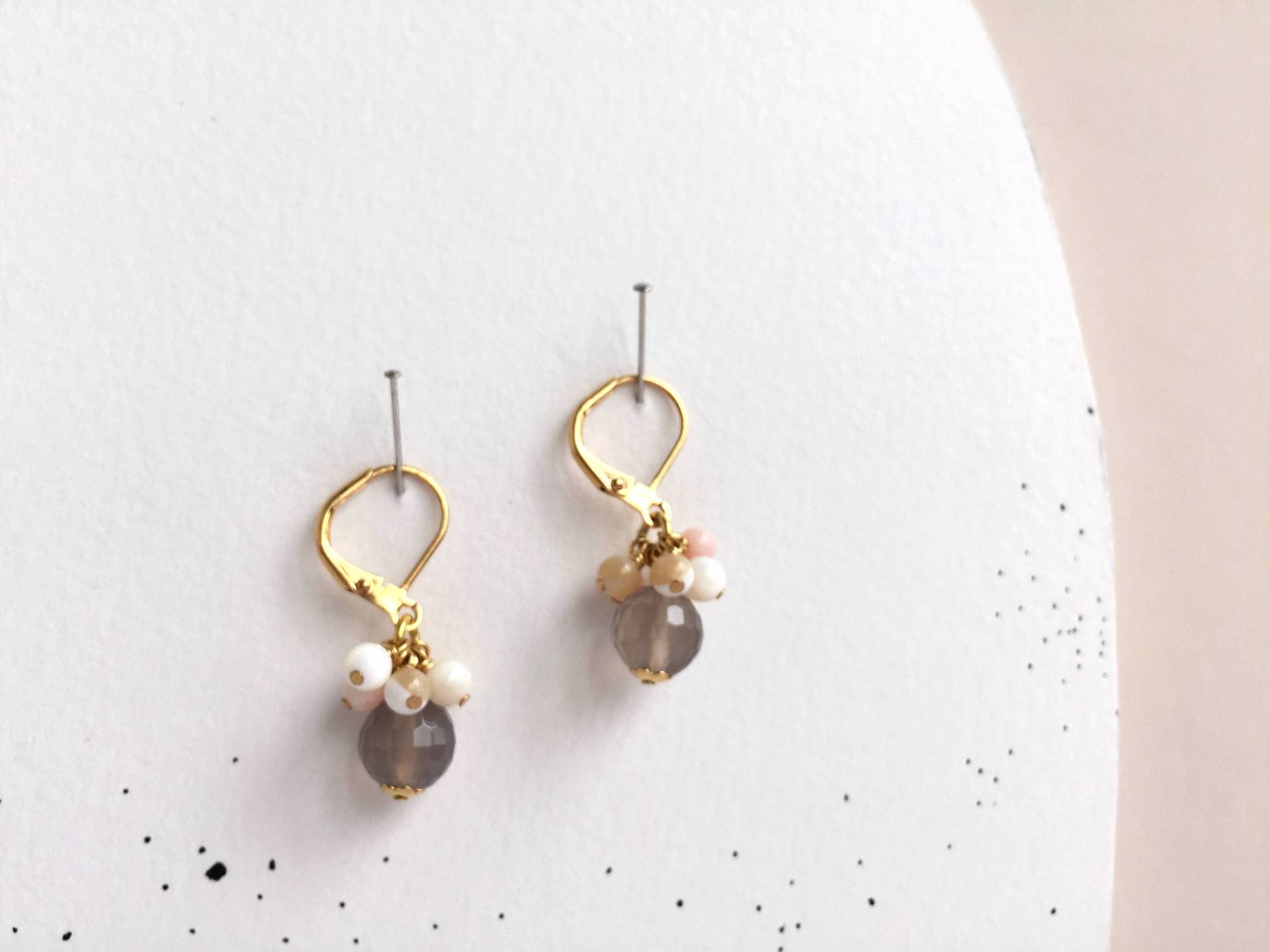 Ohrringe Mit Natürlichen Grauen Chalcedonen, Cremefarbenem Perlmutt Und Rosa Korallen Silber Vergoldet Halbedelsteine Handgemacht Indigena Ohrringe Mit Natürlichen Grauen Chalcedonen, Cremefarbenem Perlmutt Und Rosa Korallen Silber Vergoldet Halbedelsteine Handgemacht Indigena von Indigena