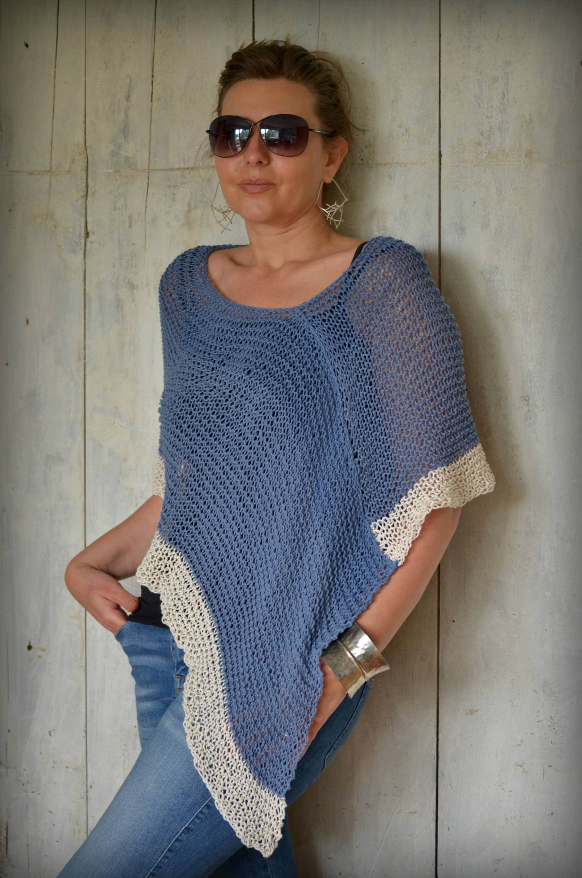 Handgefertigter Strickponcho Für Damen - Jeansblau & Weiß | Boho Sommer Vertuschung von IndigoBG