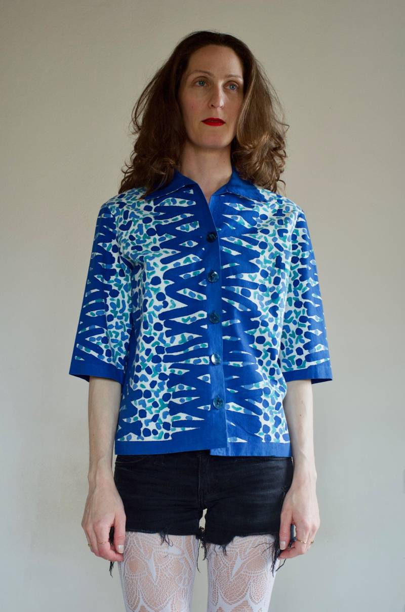 50Er Jahre Abstraktes Handgemaltes Blau Weiß Baumwolle Oversize Shirt Mit Großen Knöpfen von IndigoBluesVintage
