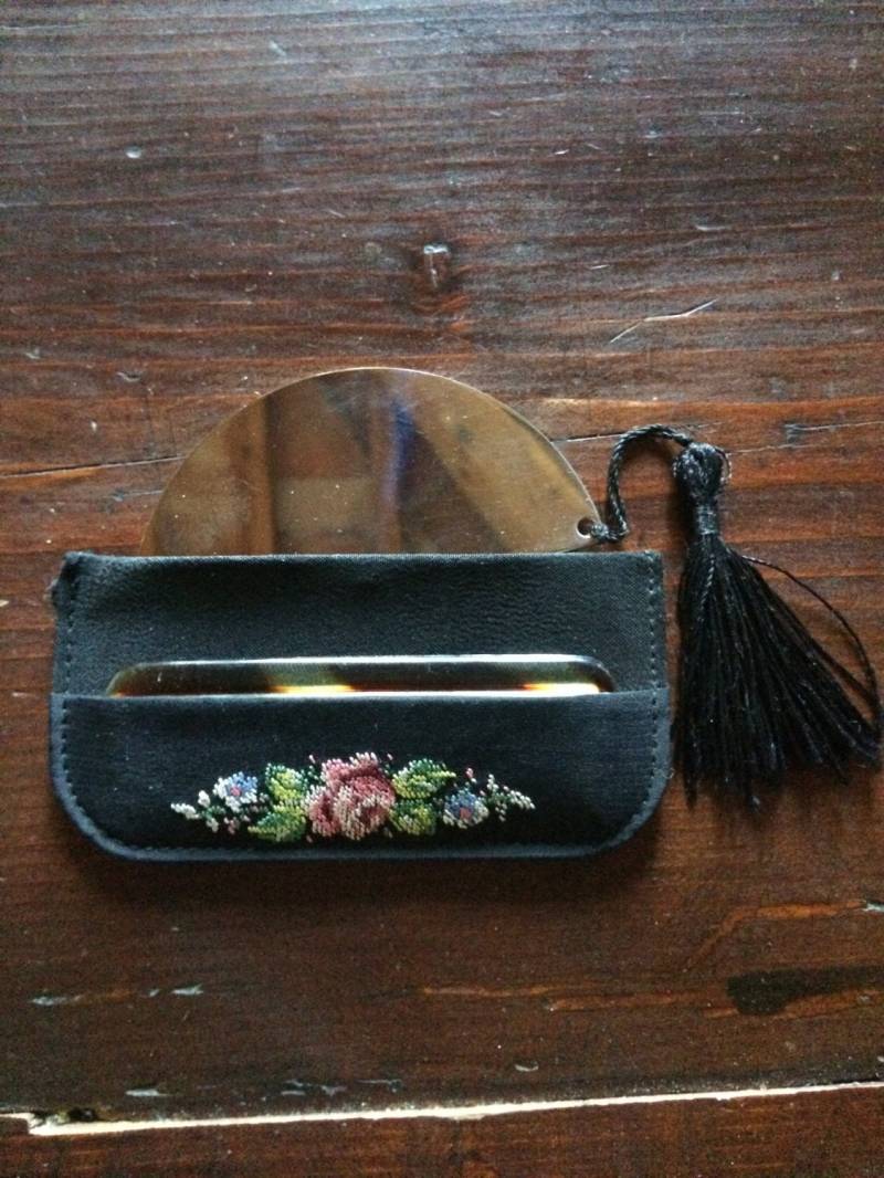 50Er Jahre Metall Spiegel Und Kamm Set Hand Bestickt Mit Quaste/ Swing Dance Accessoire von IndigoBluesVintage