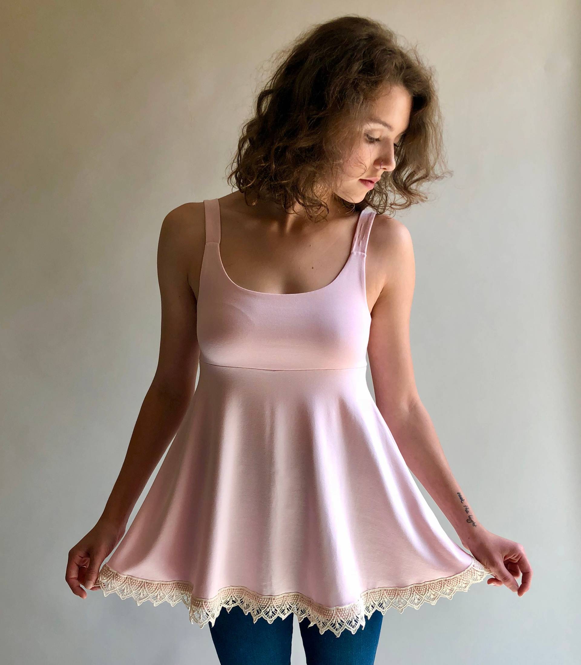 Candice Tank-Top in Petal Pink Mit Bio-Baumwollspitze Candice Tank-Top in Petal Pink Mit Bio-Baumwollspitze von IndigoBoutiqueDesign