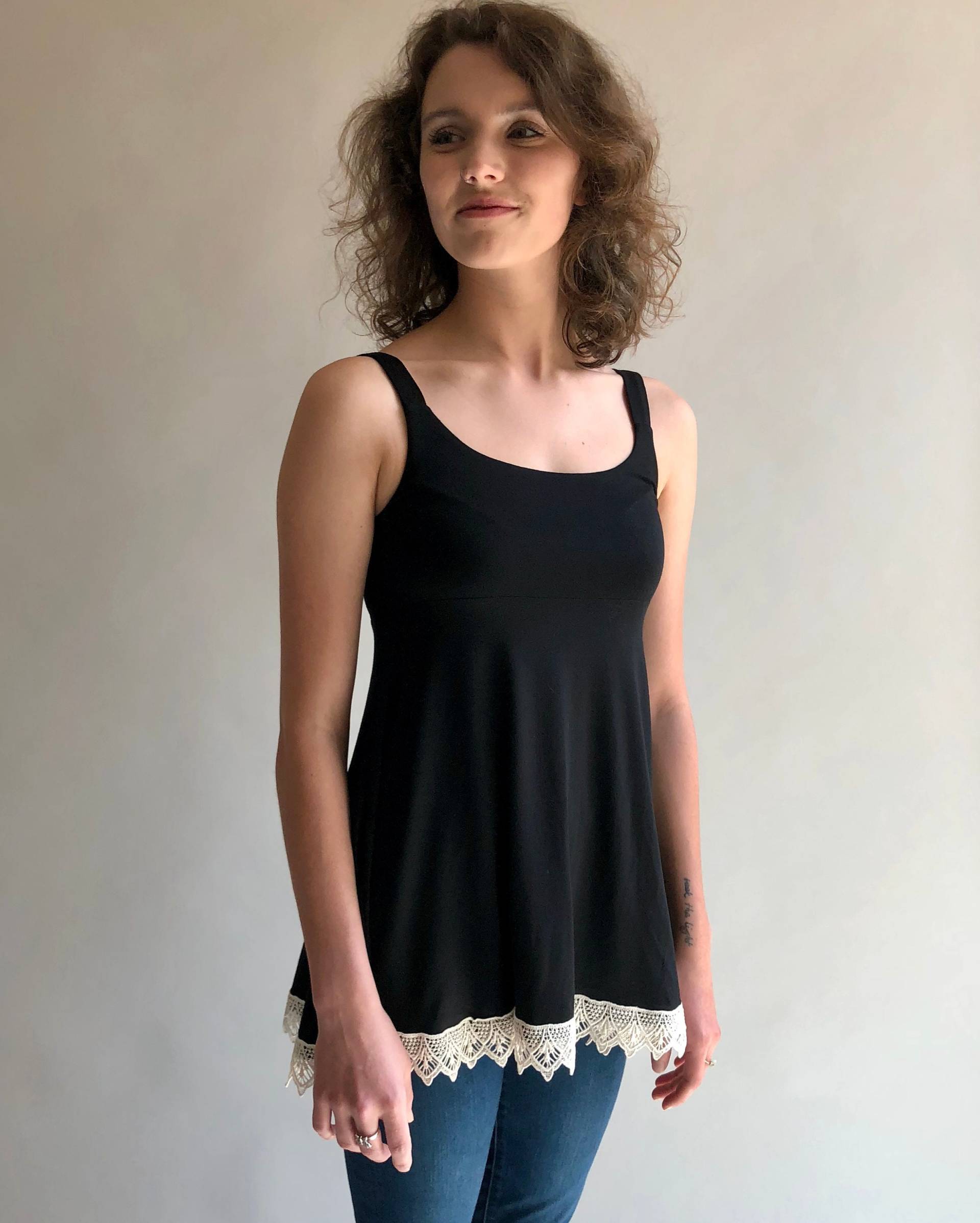 Candice Tank-Top in Schwarz Micromodal Mit Bio-Baumwollspitze Candice Tank-Top in Schwarz Micromodal Mit Bio-Baumwollspitze von IndigoBoutiqueDesign