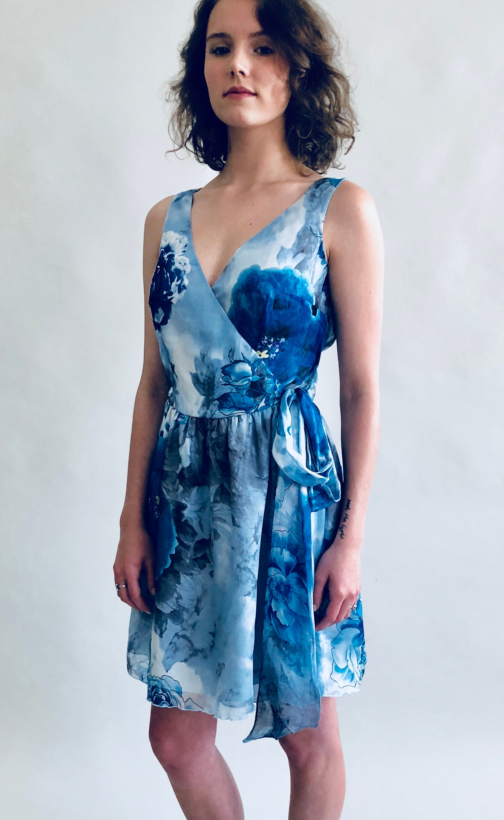 Rita Wrap Kleid Mini in Blauen Rosen Seidenchiffon - Langsam Nachhaltig Rita Wrap Kleid Mini in Blauen Rosen Seidenchiffon - Langsam Nachhaltig von IndigoBoutiqueDesign