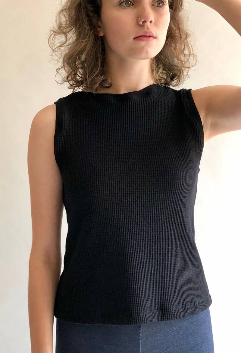 Tina Wende Tank Top in Schwarz Bio Waffel Baumwolle Tina Wende Tank Top in Schwarz Bio Waffel Baumwolle von IndigoBoutiqueDesign