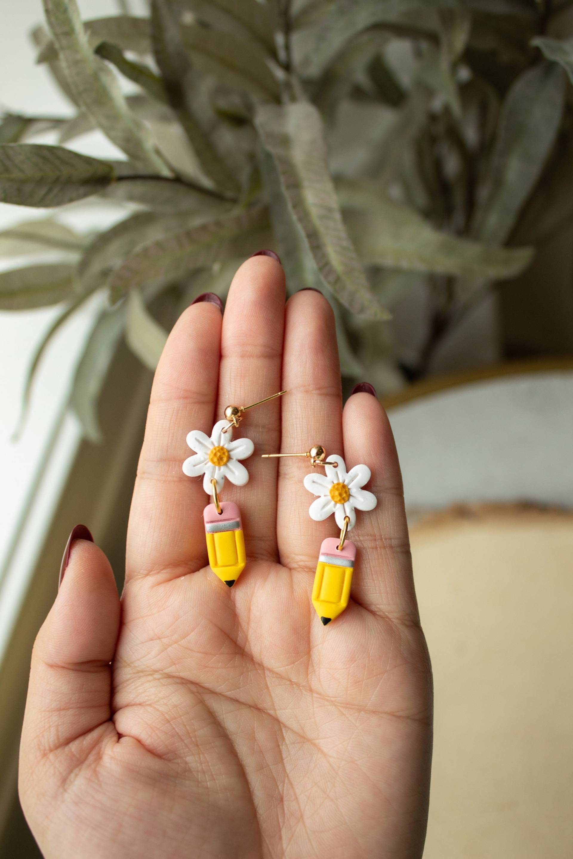 Bleistift Blumen Baumelt Zurück Zu Schule Lehrer, Polymer Ton Baumeln Ohrringe, Florale Anerkennung Geschenk Bleistift Blumen Baumelt Zurück Zu Schule Lehrer, Polymer Ton Baumeln Ohrringe, Florale Anerkennung Geschenk von IndigoClayJewelry