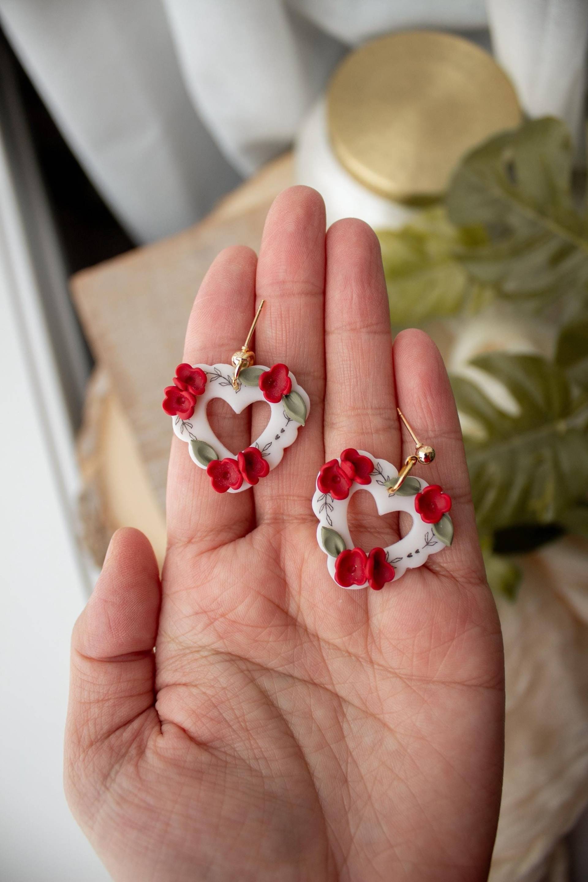 Blumenherzkranz | Valentinstag Ohrringe, Vday Geschenk, Valentinstag, Handgemachte Herz Polymer Clay Anhänger von IndigoClayJewelry