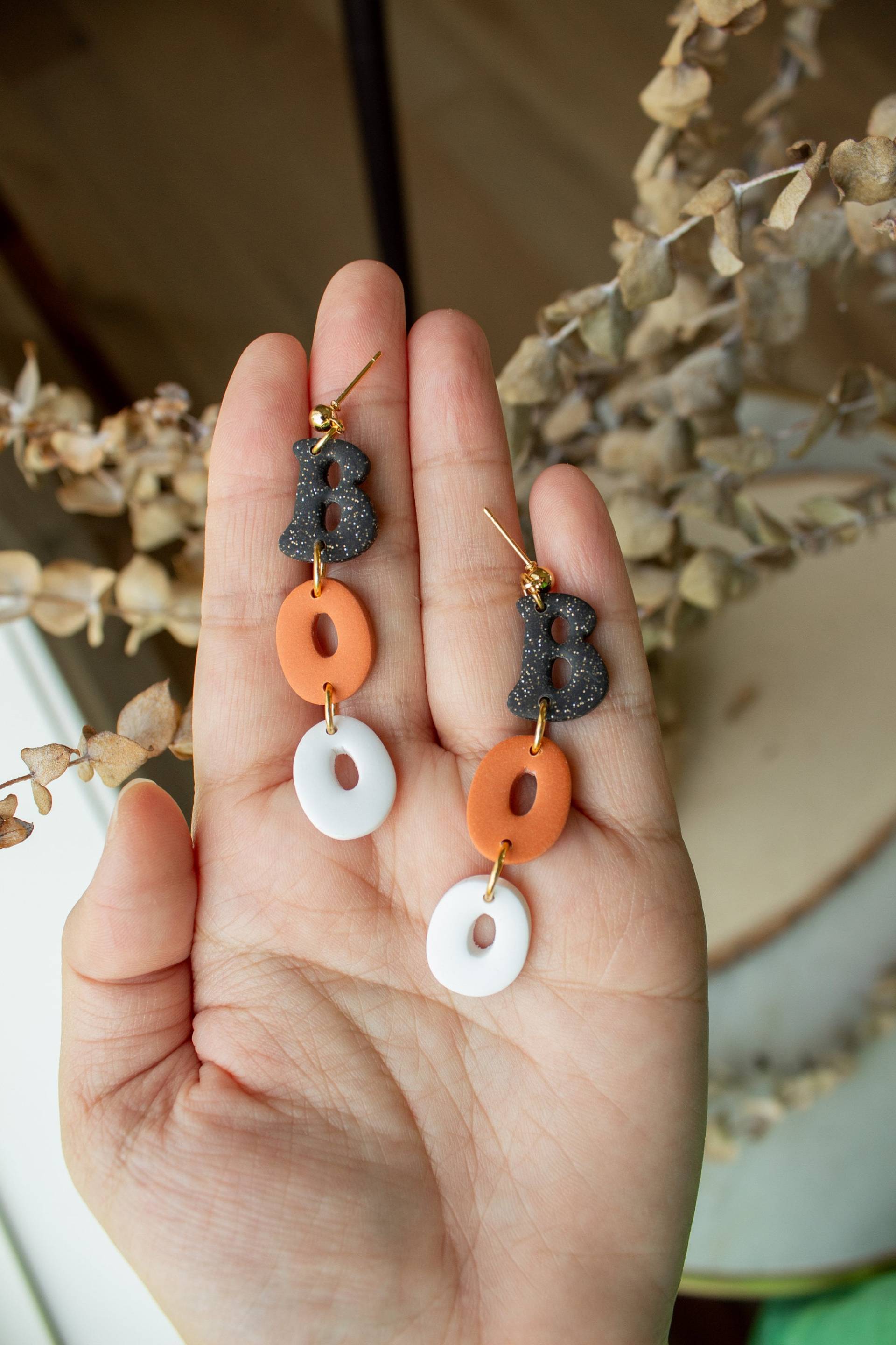 Boo Letter Dangles | Polymer Clay Halloween Herbst Baumeln, Schwarz Sparkle, Orange, Weiß, Ohrringe von IndigoClayJewelry