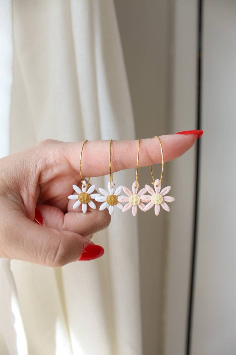 Daisy Mini Hoops | Florale Frühling Ohrringe Neutrale Marmor Baumeln Blumen Strukturierte Leichte Polymer Clay Rosa Gelb von IndigoClayJewelry