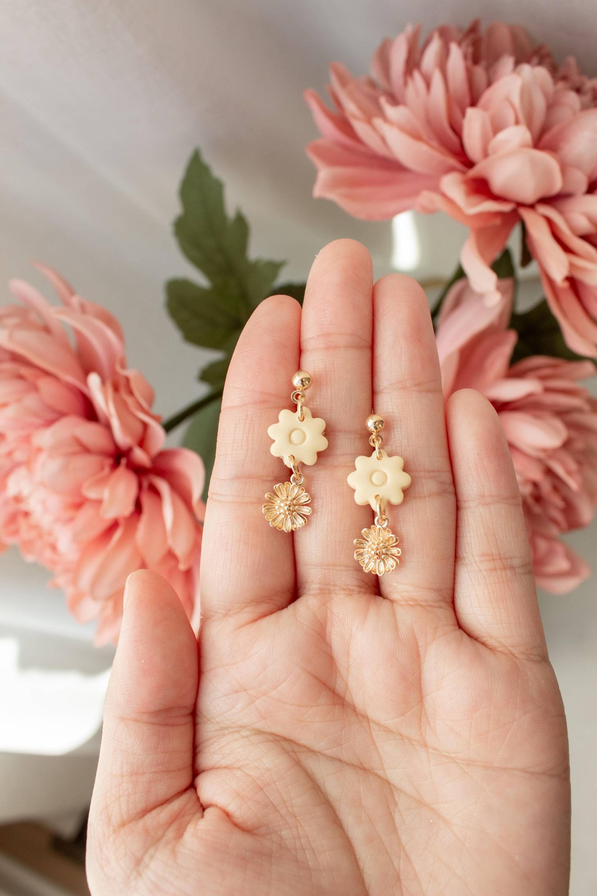 Gelbe Gänseblümchen Mini Ohrhänger | Florale Polymer Clay Ohrhänger, Blumenohrringe, Frühlings Ohrringe von IndigoClayJewelry
