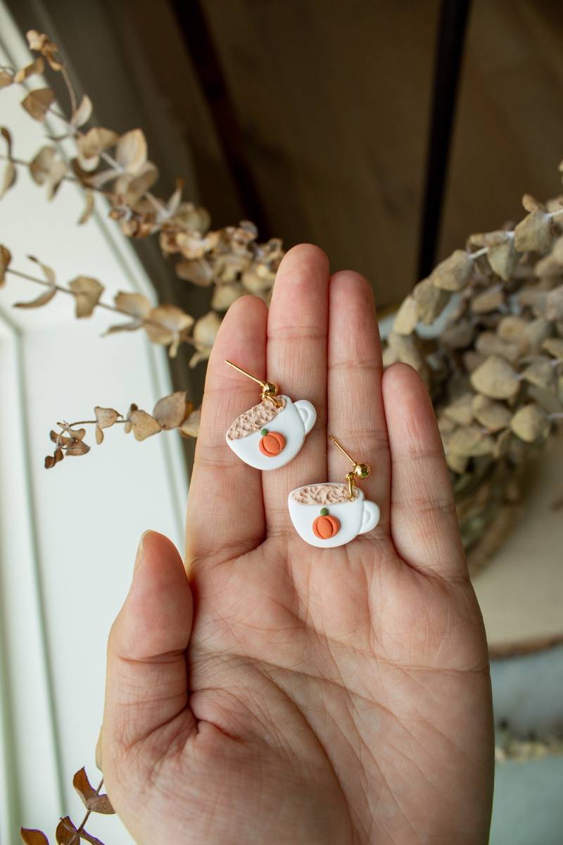 Kürbis Gewürz Latte Mini Dangles | Kaffeebecher Dangles, Psl Polymer Clay Kürbis Gewürz Latte Mini Dangles | Kaffeebecher Dangles, Psl Polymer Clay von IndigoClayJewelry