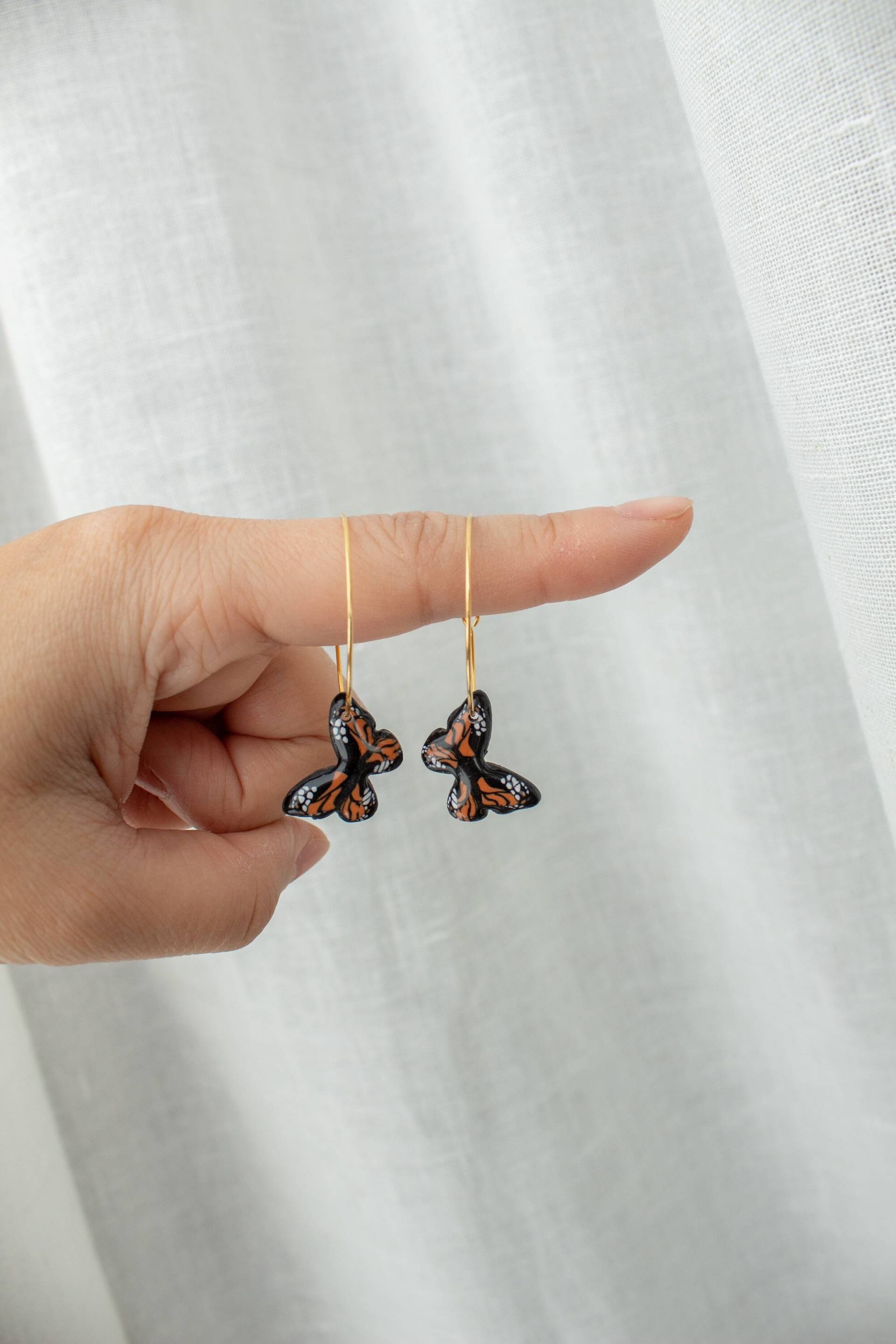 Monarchfalter Creolen | Schmetterling Handgefertigte Ohrringe Aus Polymer Clay, Clay Ohrringe, Baumelt, Frühling Sommer von IndigoClayJewelry