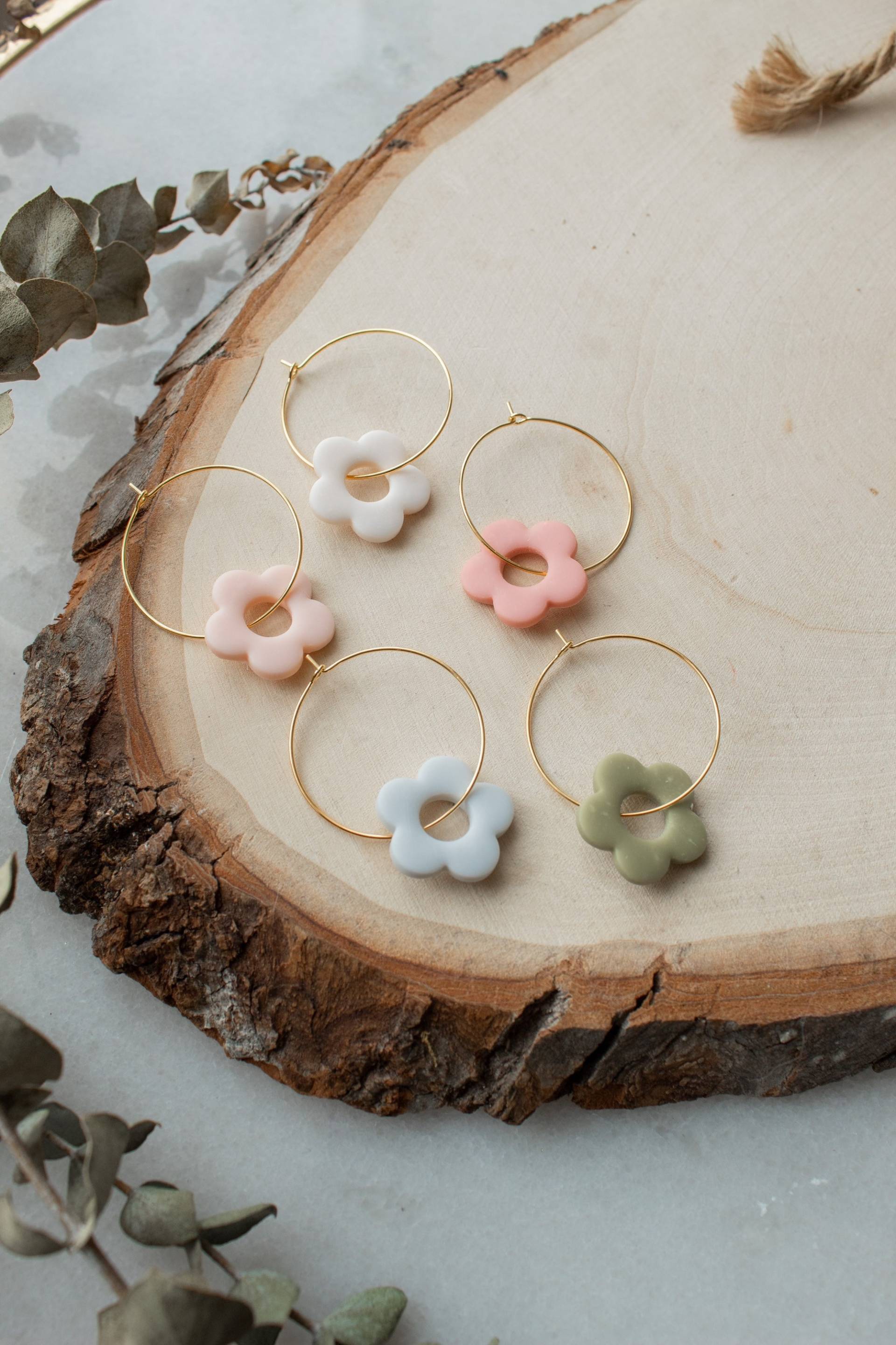 Retro Daisy Creolen | Polymer Clay Baumeln Ohrringe, Blumen Rosa, Lila, Grün, Blau, Weiße Ohrringe von IndigoClayJewelry