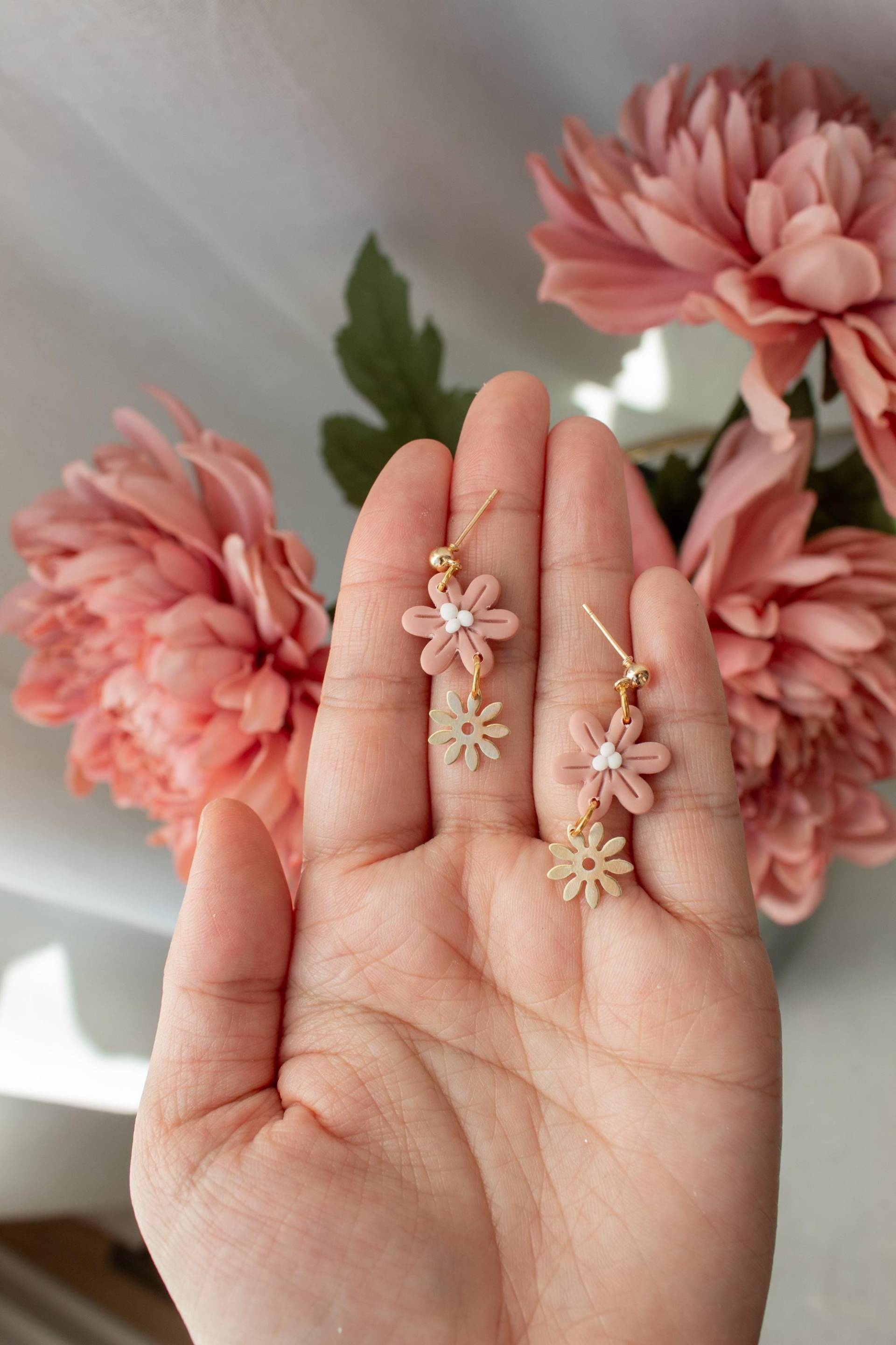 Rosa Gänseblümchen Frühling Mini Anhänger | Blumen Ohrringe Aus Polymer-Ton von IndigoClayJewelry