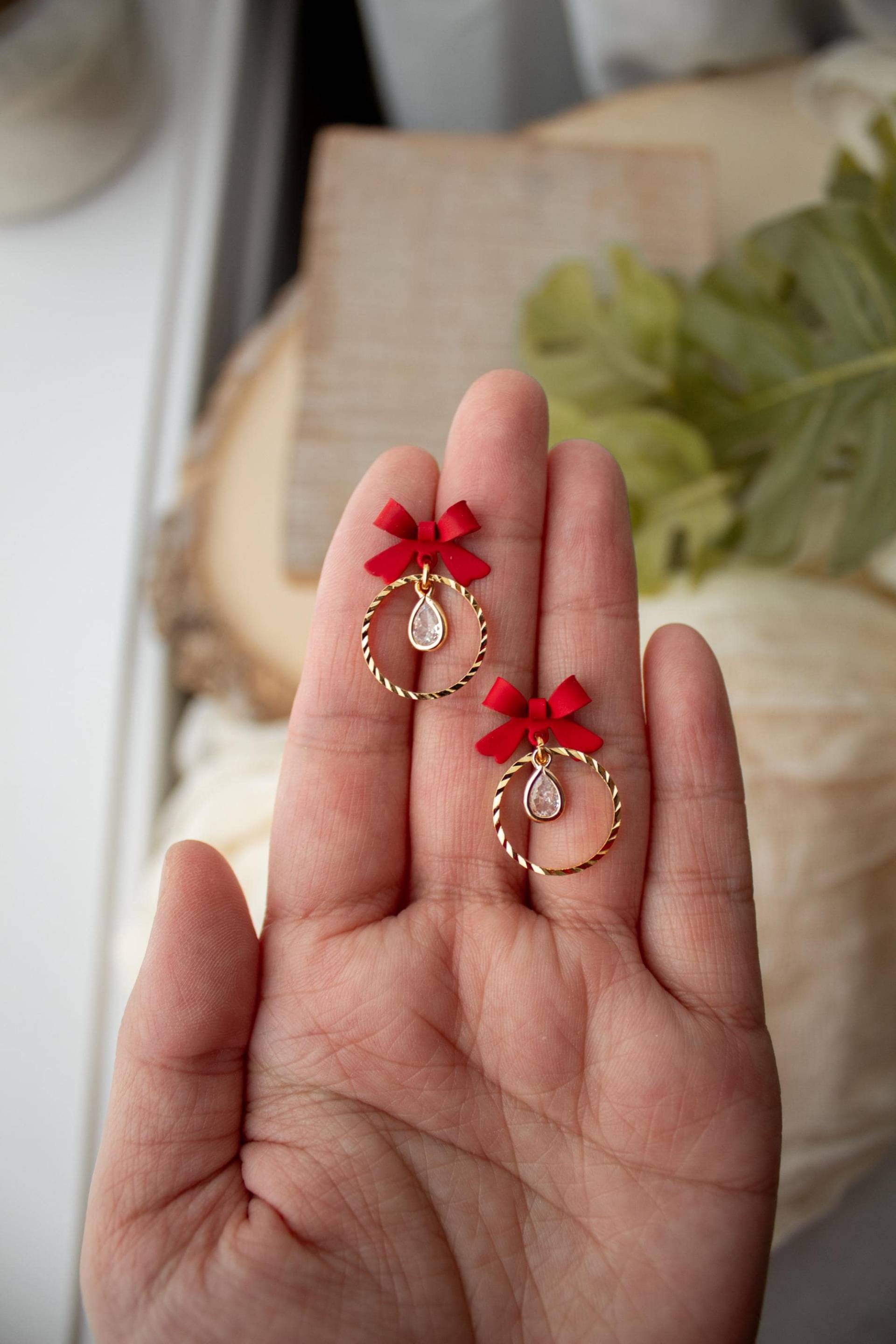 Rote Schleife Kristall Creolen | Valentinstag Ohrringe, Tagesgeschenke, Valentinstag, Herz Funkeln Ohrringe von IndigoClayJewelry