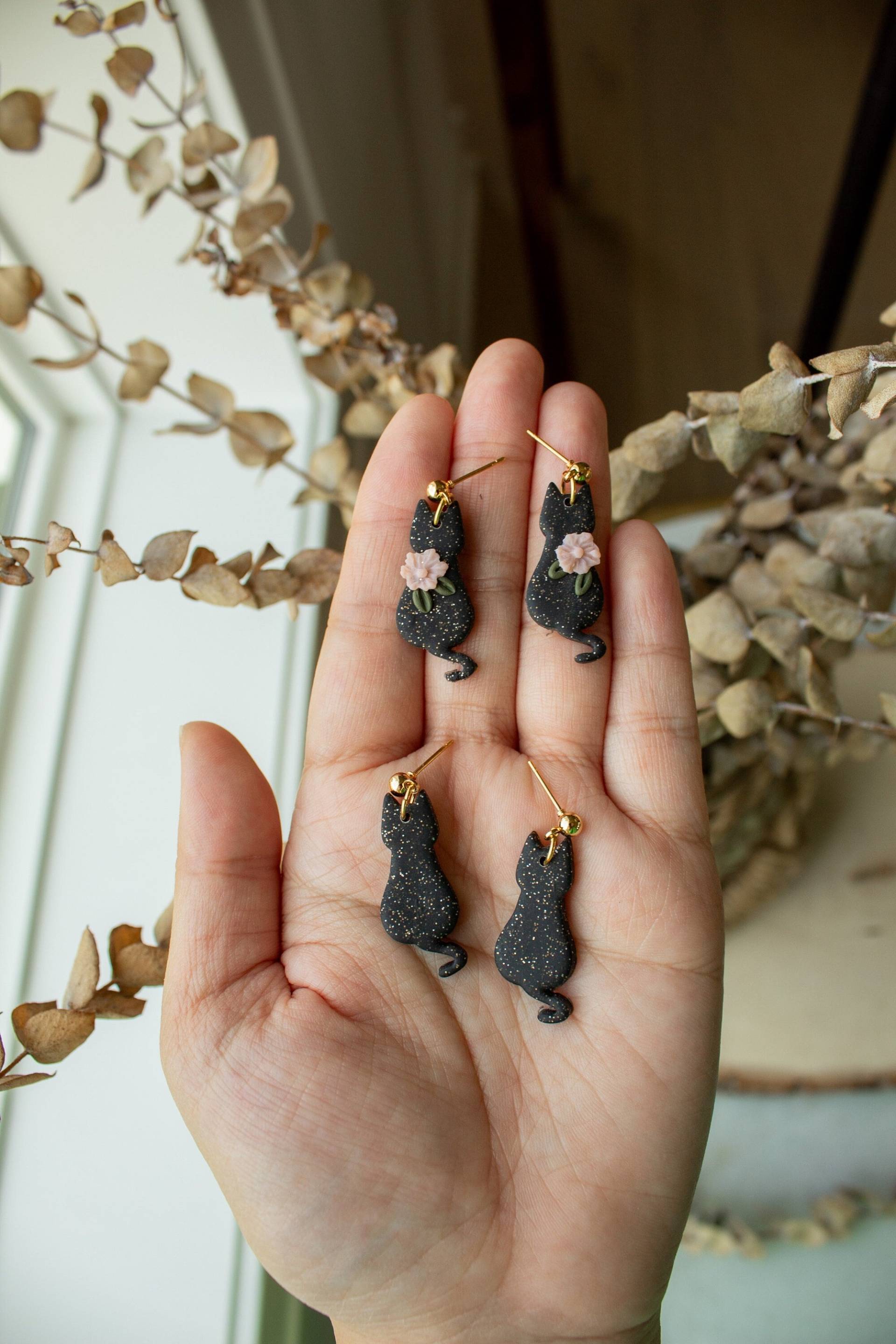Schwarze Katze Baumelt | Florale Katzenohrringe, Glitzer Black Kitty Ohrhänger, Katzenohrringe Aus Polymer Clay von IndigoClayJewelry