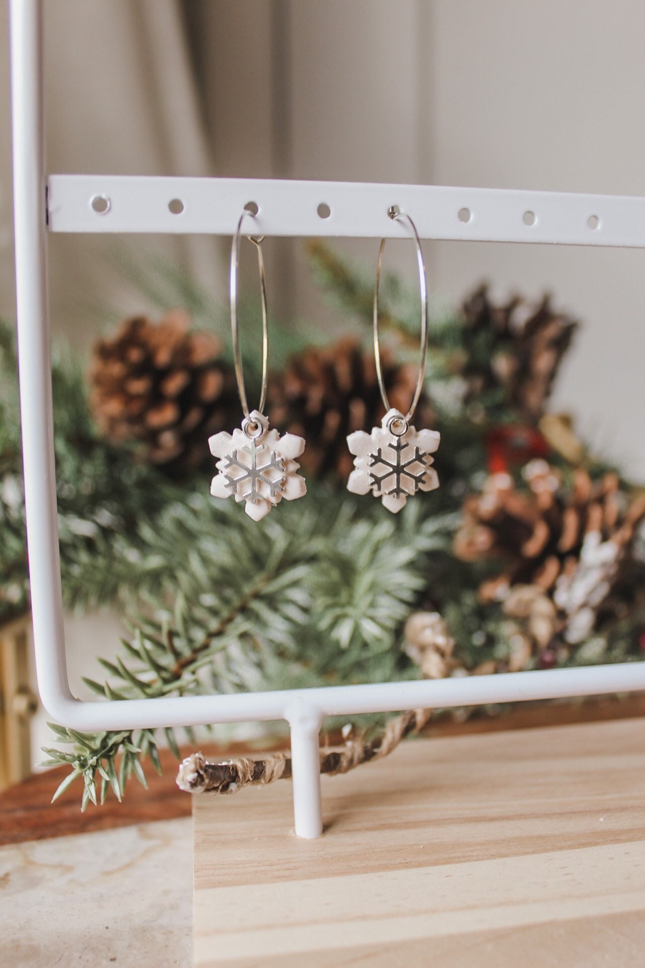 Silberne Schneeflocken Creolen | Weiße Glitzer Schneeflocke Charm Zierliche Baumeln Polymer Clay Ohrringe Weihnachten Urlaub von IndigoClayJewelry