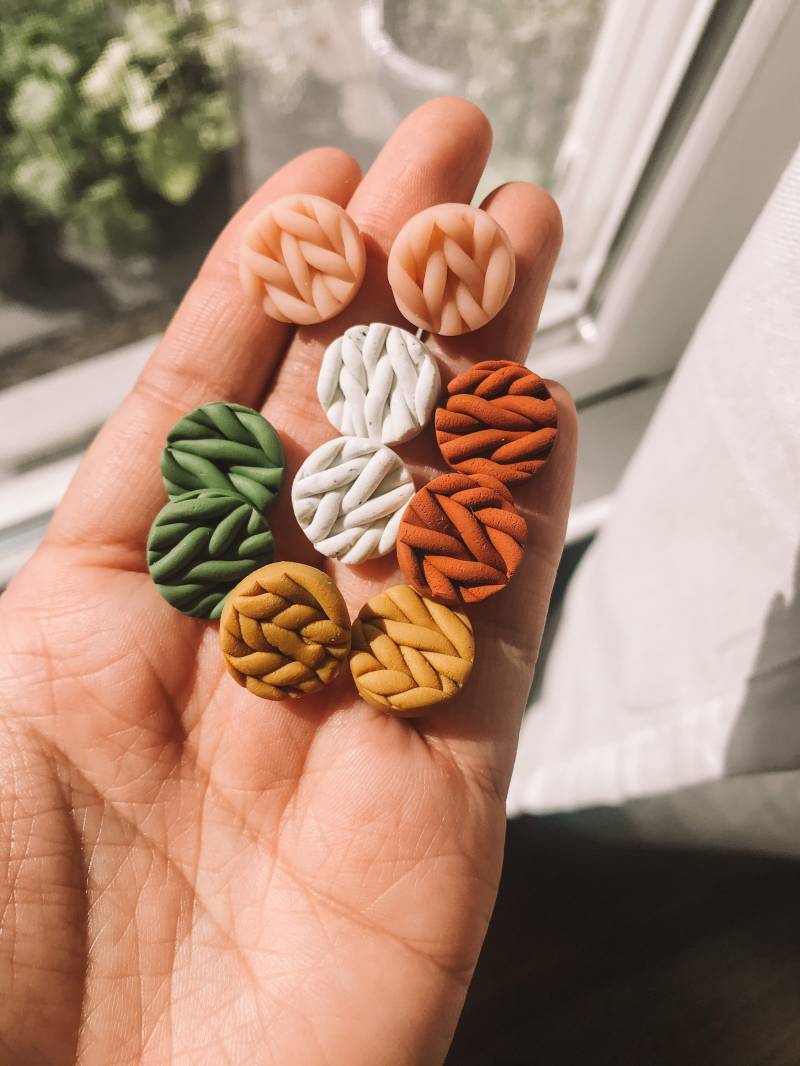 Stricknoppen | Frühling Sommer Strukturierte Leichte Polymer Ton Ohrringe von IndigoClayJewelry