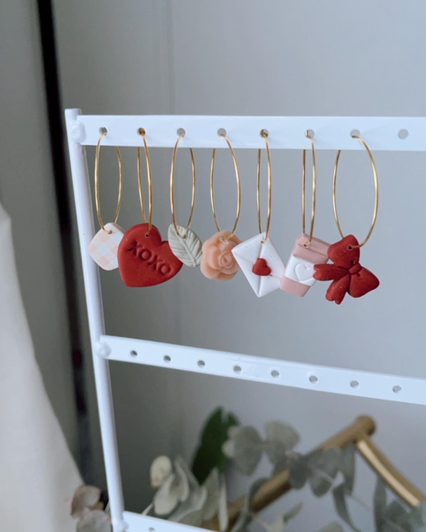 Valentinstag Creolen | Liebesbrief Xoxo Rotes Herz Ohrhänger, Rose Baumeln Ohrringe, Pink Lila Liebe Latte Rote Schleife Ohrringe von IndigoClayJewelry