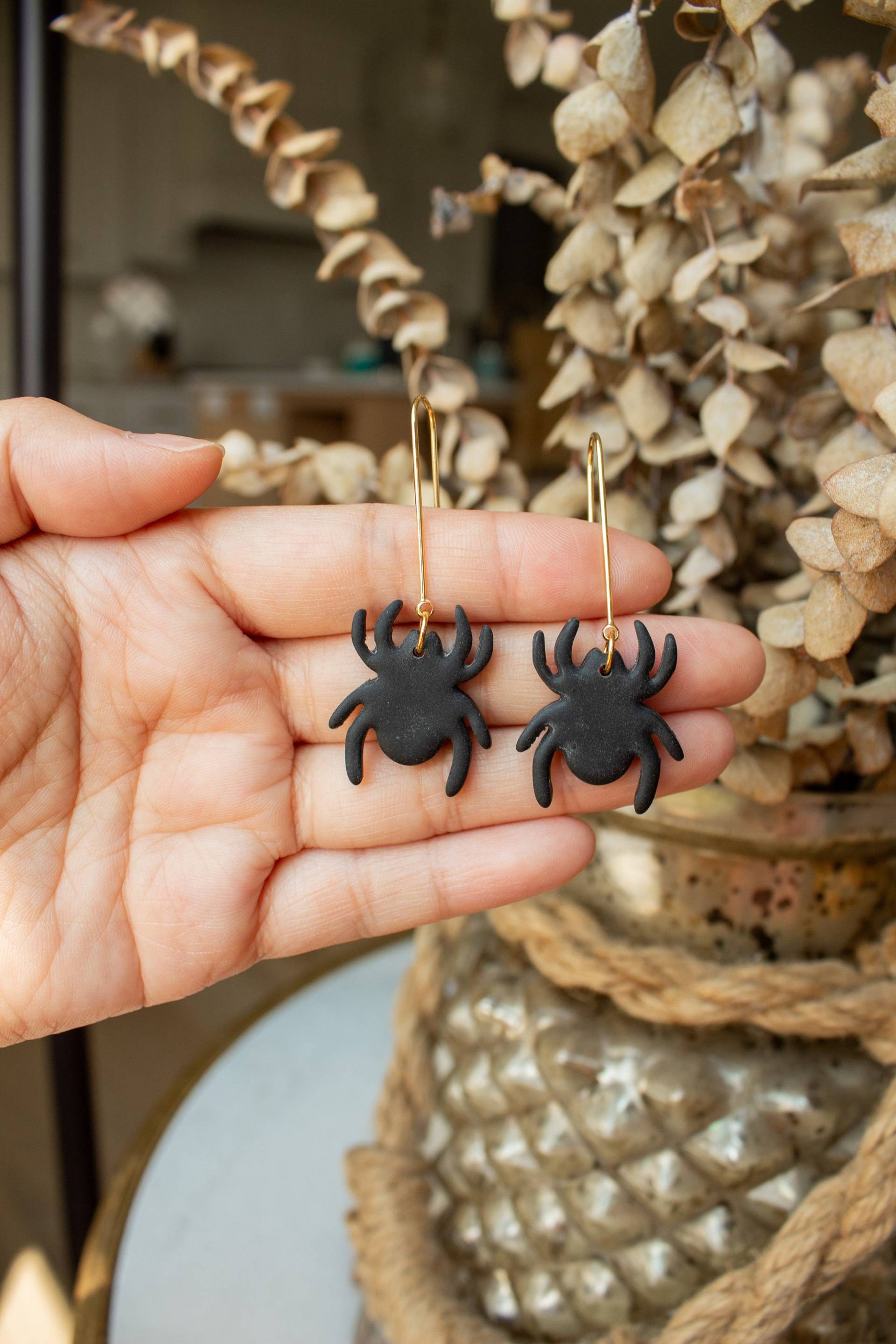 Wiggly Spider Anhänger | Schwarze Polymer Clay Ohrringe, Halloween Gruselige Herbst Ohrringe von IndigoClayJewelry