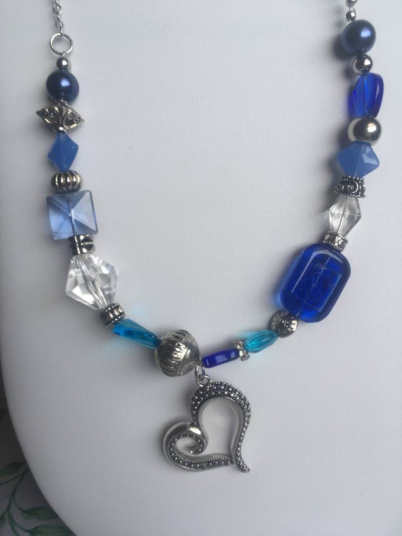 Blau Und Silber Herz Statement Halskette, Modeschmuck, Stilvolle Schmuck, Liebe, Tolles Geschenk, Baumseider Gkass Perlen von IndigoDragonDesigns
