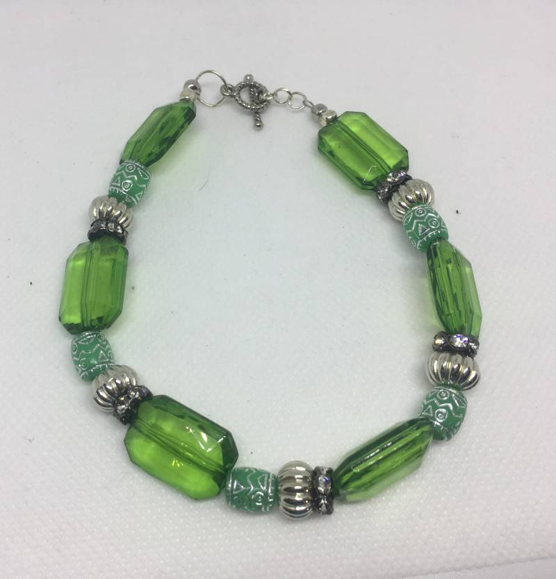 Grüne Glasperle Armband, Sommer-Armband, Mode-Schmuck, Statement-Schmuck, Elegant von IndigoDragonDesigns