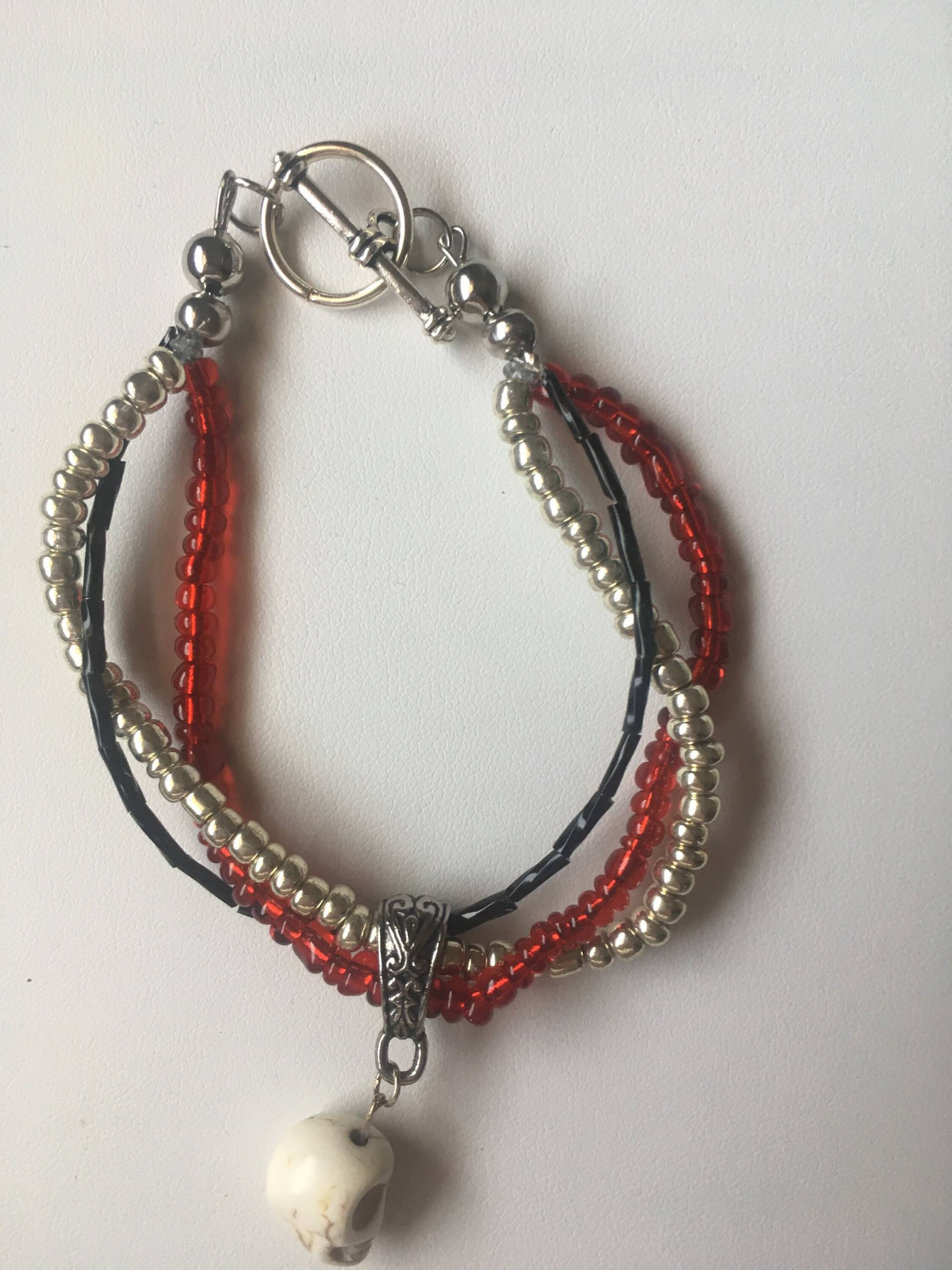 Schädel Triple Strang Armband, Halloween-Armband, Rot, Schwarz, Silber Perlen, Geschenk, Gruselig, Heavy Metal, Punk, Goth Schädel Triple Strang Armband, Halloween-Armband, Rot, Schwarz, Silber Perlen, Geschenk, Gruselig, Heavy Metal, Punk, Goth von IndigoDragonDesigns