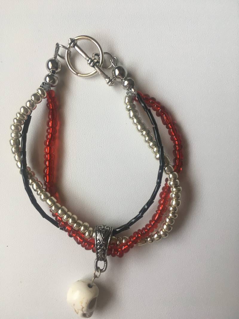 Schädel Triple Strang Armband, Halloween-Armband, Rot, Schwarz, Silber Perlen, Geschenk, Gruselig, Heavy Metal, Punk, Goth von IndigoDragonDesigns