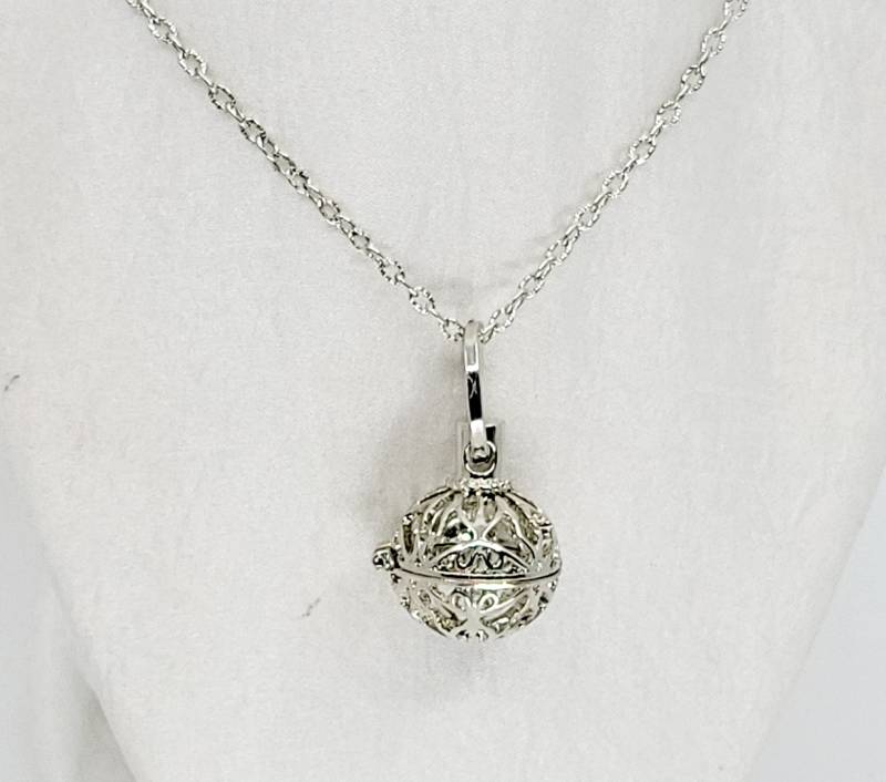 Runder Silberner Perlenkäfig/Diffusor-Medaillon Mit Einem Schmetterlings-Design Und Magnetverschluss An Einer 25-Zoll-Silber-strukturierten Kette von IndigoMakings
