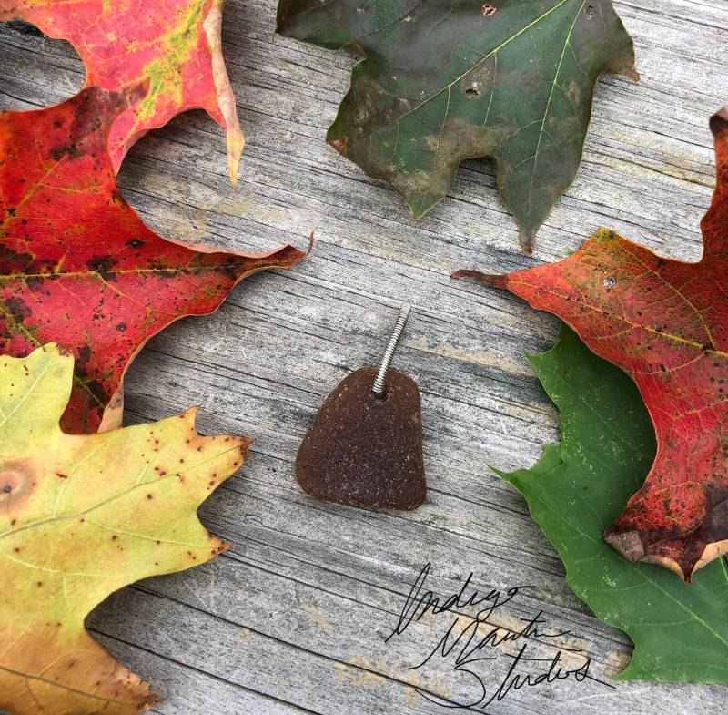 Einfacher Brauner Seeglasanhänger von IndigoMartinStudios