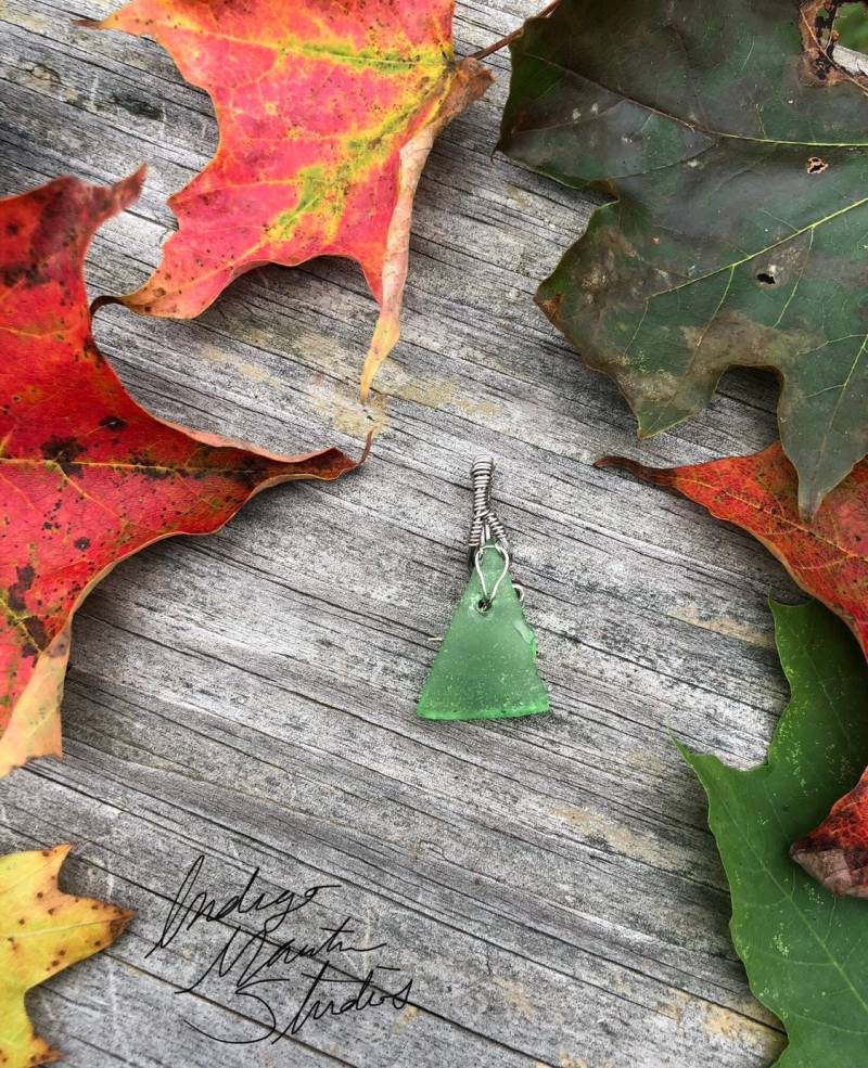 Hellgrüner Sea Glass Wire Wrapped Anhänger Hellgrüner Sea Glass Wire Wrapped Anhänger von IndigoMartinStudios