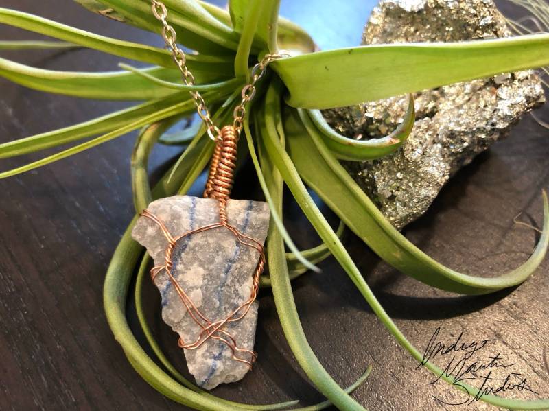 Raue Blaue Aventurin Wire Wrapped Halskette Raue Blaue Aventurin Wire Wrapped Halskette von IndigoMartinStudios