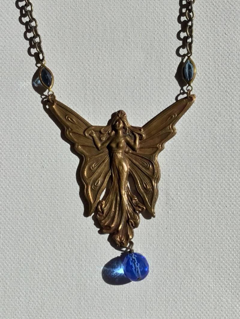 Jahrgang Fliegende Fee Halskette Mit Blauen Kristall Akzente Jahrgang Fliegende Fee Halskette Mit Blauen Kristall Akzente von IndigoMundy