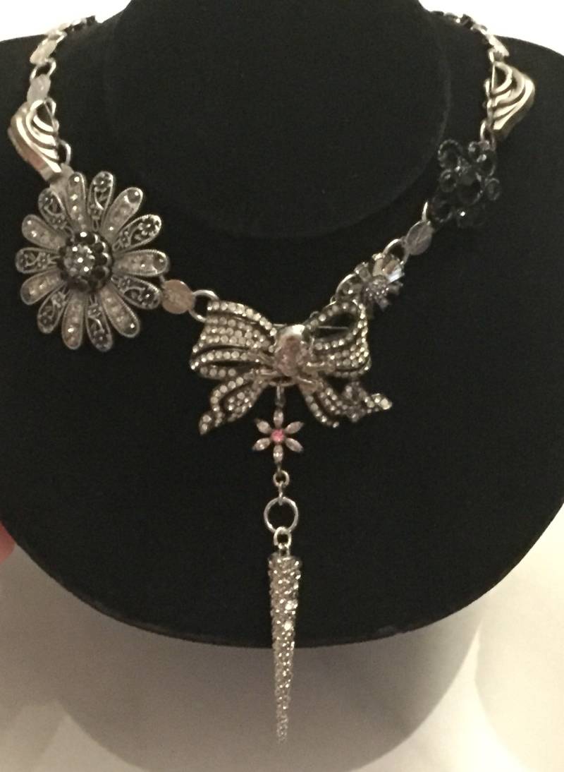 Umfunktionierten Erklärung Halskette Featurimg Totenkopf Gekreuzten Knochen Umfunktionierten Erklärung Halskette Featurimg Totenkopf Gekreuzten Knochen von IndigoMundy