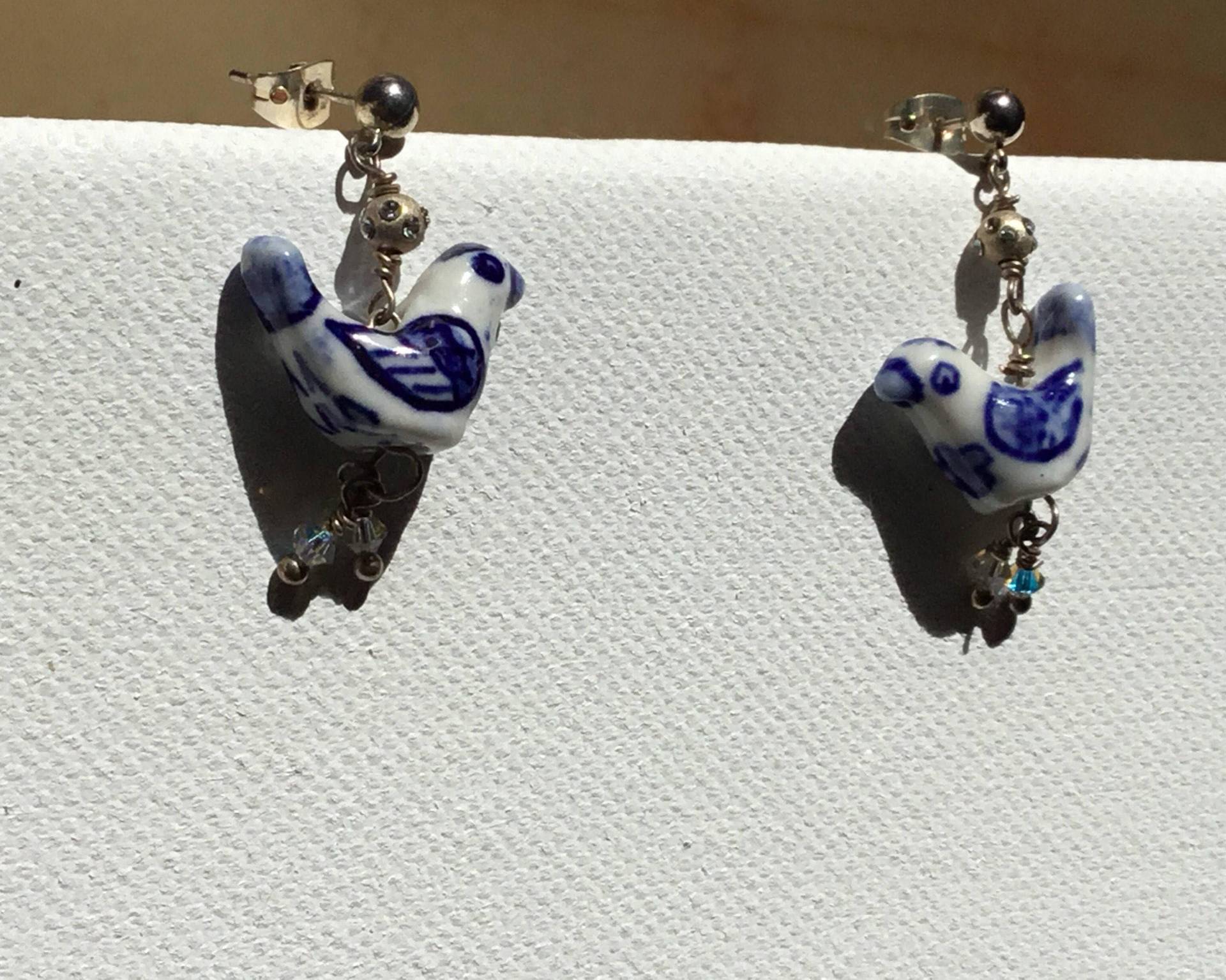 Vintage Glas Blau & Weiß Vogel Ohrringe Sterlimg Silber Vintage Glas Blau & Weiß Vogel Ohrringe Sterlimg Silber von IndigoMundy