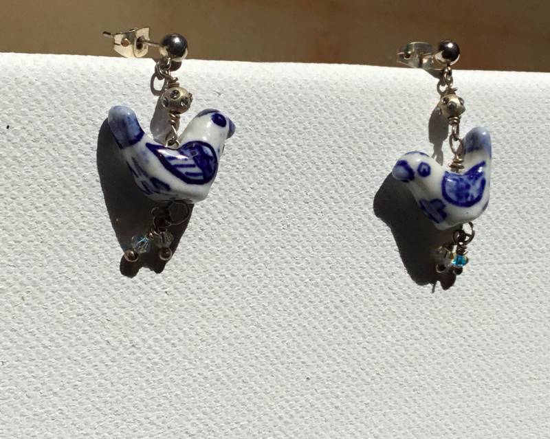 Vintage Glas Blau & Weiß Vogel Ohrringe Sterlimg Silber Vintage Glas Blau & Weiß Vogel Ohrringe Sterlimg Silber von IndigoMundy