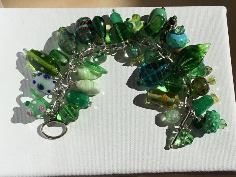 Vintage Glas Perle Baumeln Armband - Verschiedene Grüntöne Vintage Glas Perle Baumeln Armband - Verschiedene Grüntöne von IndigoMundy