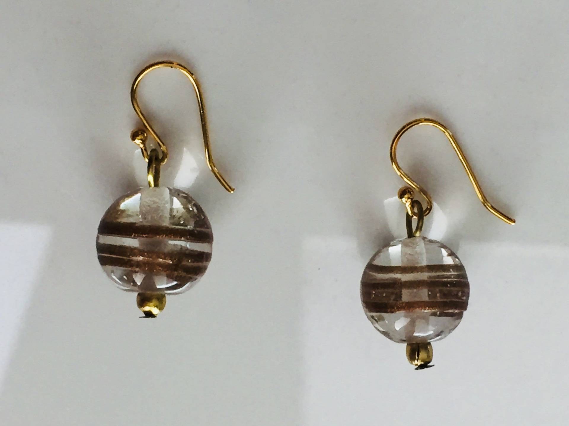 Vintage Glas Perlenohrringe Mit Gold Wirbelt Vintage Glas Perlenohrringe Mit Gold Wirbelt von IndigoMundy