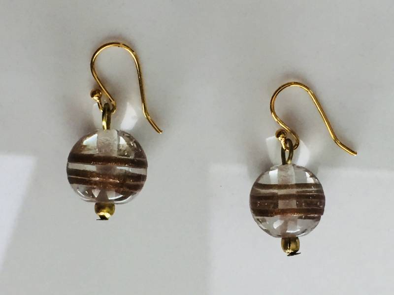 Vintage Glas Perlenohrringe Mit Gold Wirbelt Vintage Glas Perlenohrringe Mit Gold Wirbelt von IndigoMundy
