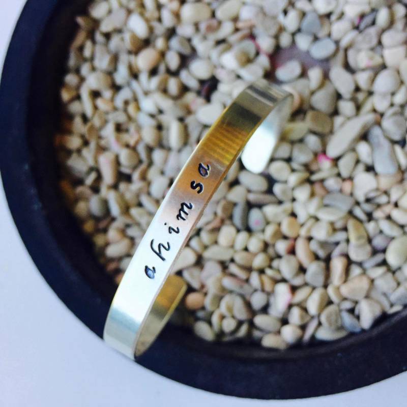 Ahimsa Sterling Silber Manschette Armband - Hand Gestempelt Yoga Schmuck Niyama von IndoLove