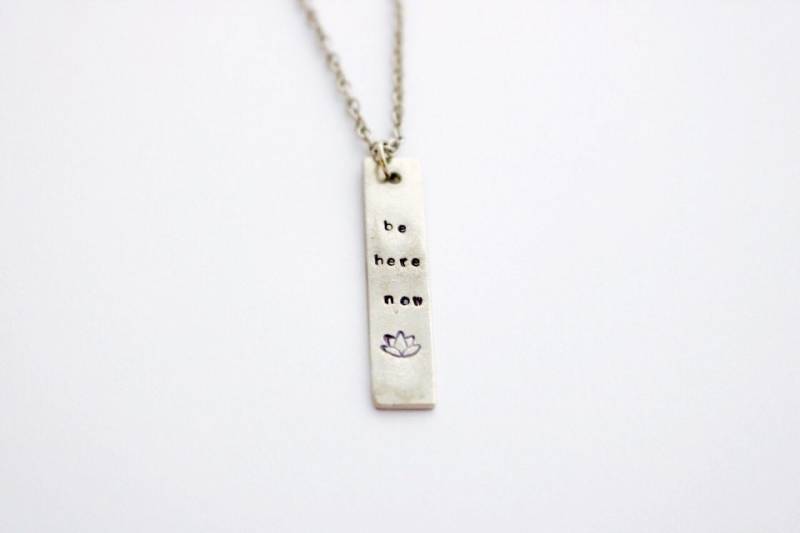 Be Here Now Handstempel Halskette - Yoga Schmuck Lotus Zinn Bar von IndoLove