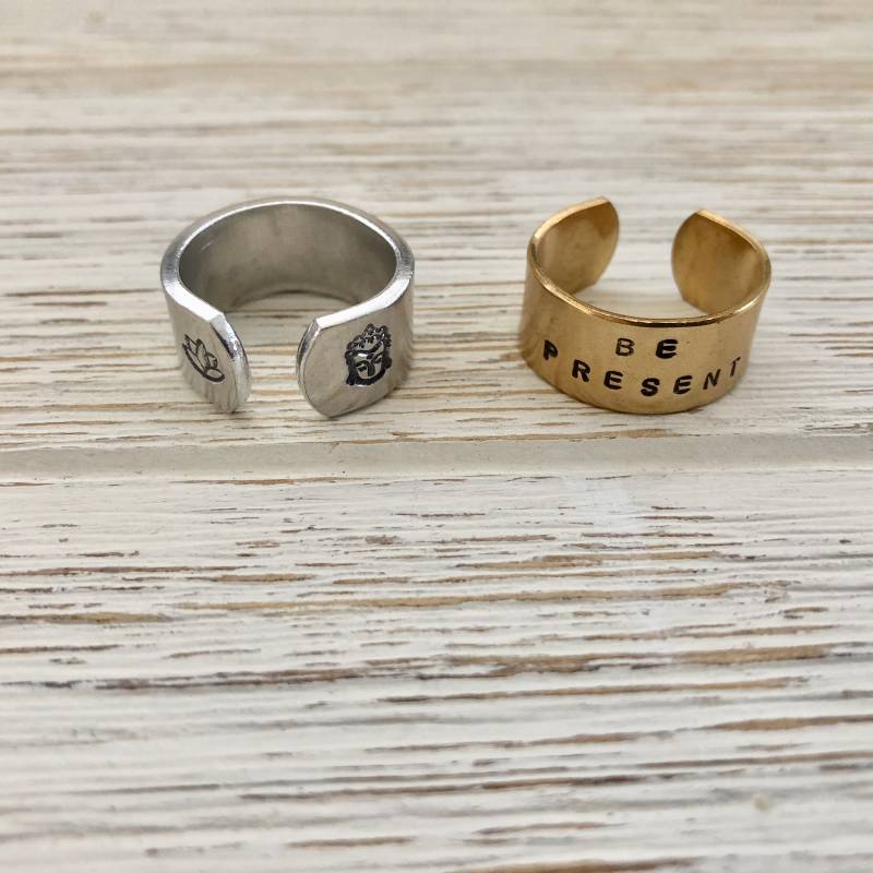 Gestempelt Mantra Ring Be Present, Lotus, Buddha - Verstellbarer Ring von IndoLove