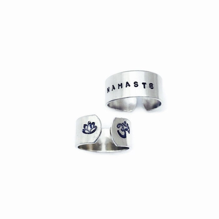 Hand Gestempelt Aluminium Namaste Ring Yoga Lotus Om Schmuck von IndoLove