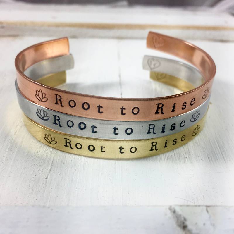 Hand Gestempelt Wurzel, Um Manschette Armband Aufzusteigen Yoga Mantra Schmuck von IndoLove