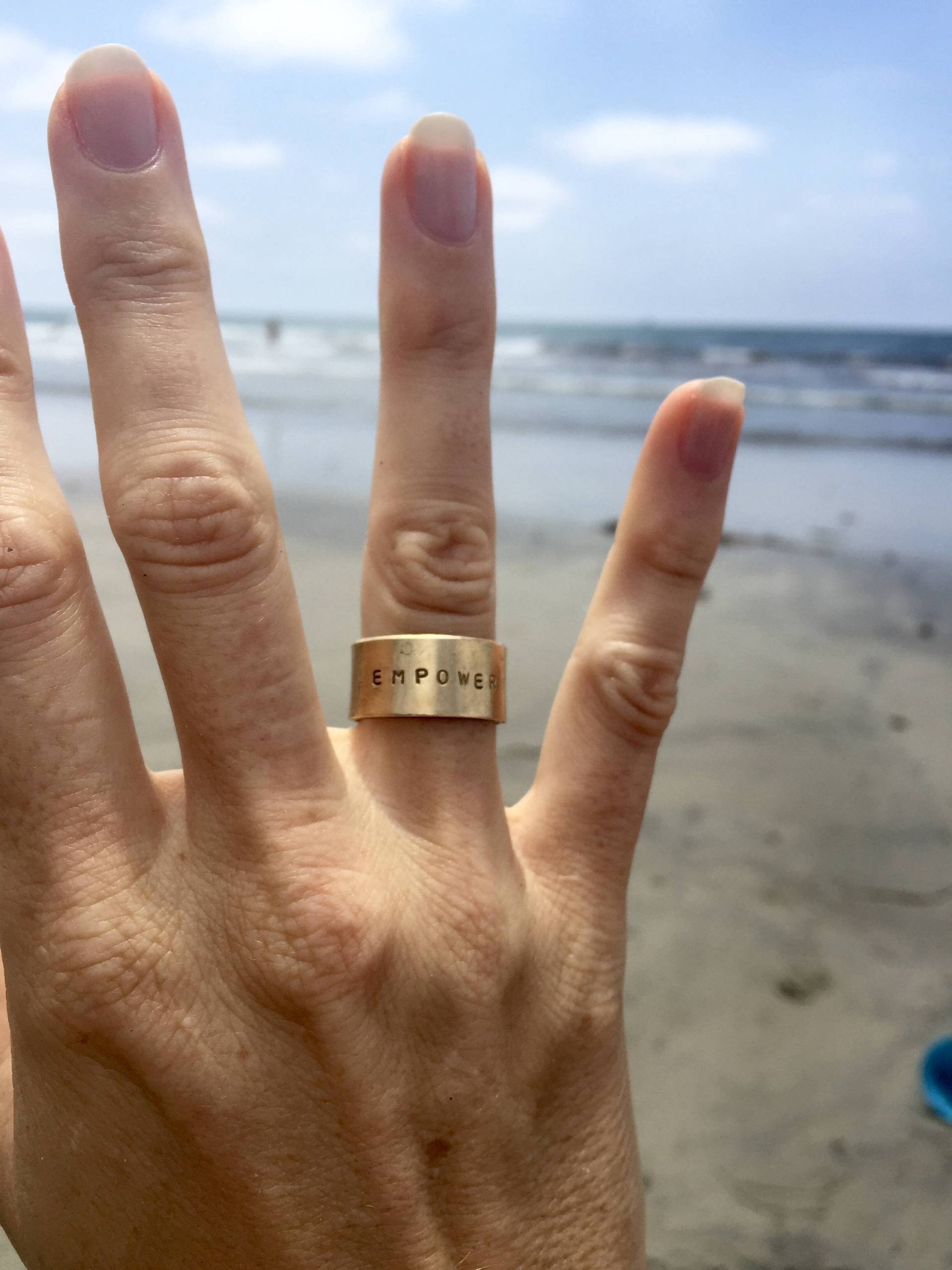 Handgestempelter Empower Ring Verstellbares Aluminium Oder Messing, Lotus Detail von IndoLove