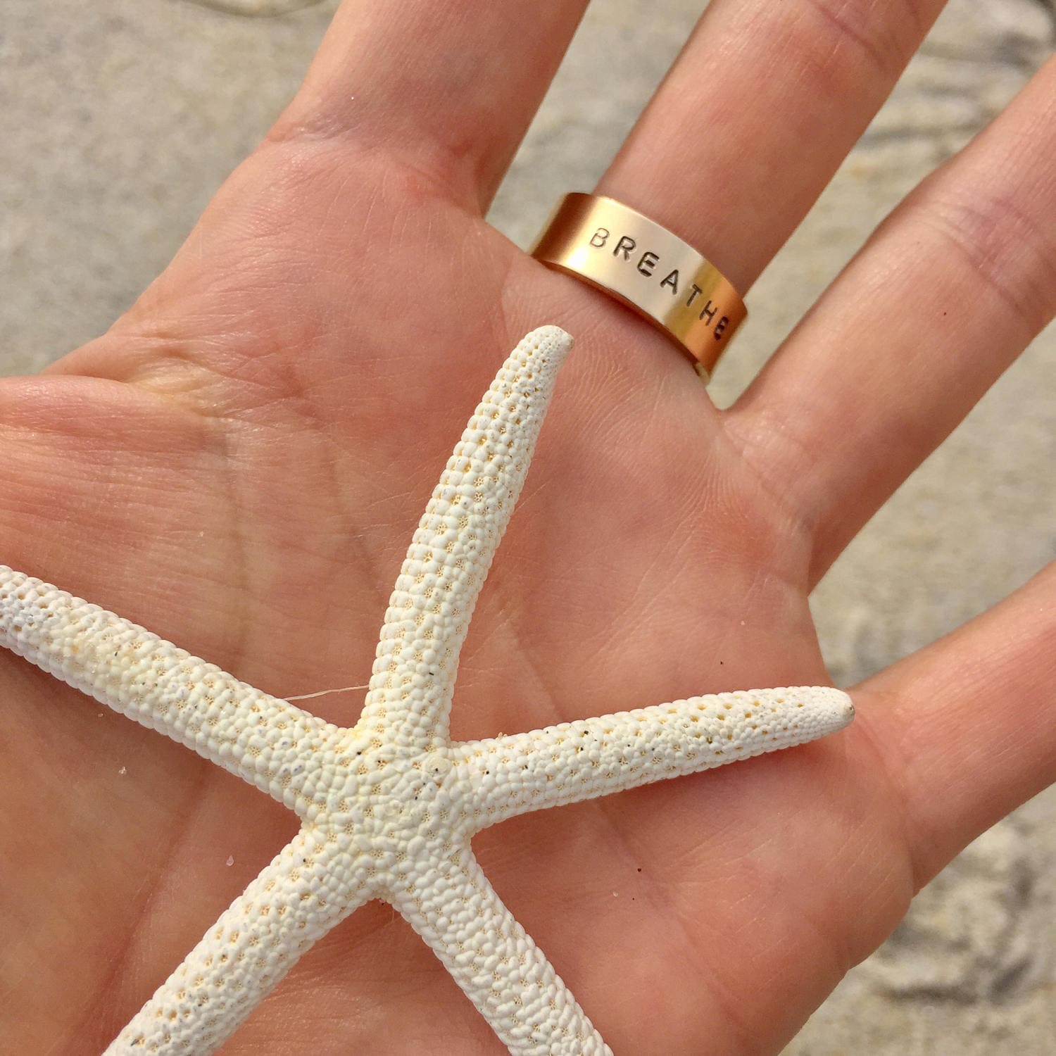 Handgestempelter Gold Filled Ring Personalisierter Mantra Schmuck von IndoLove