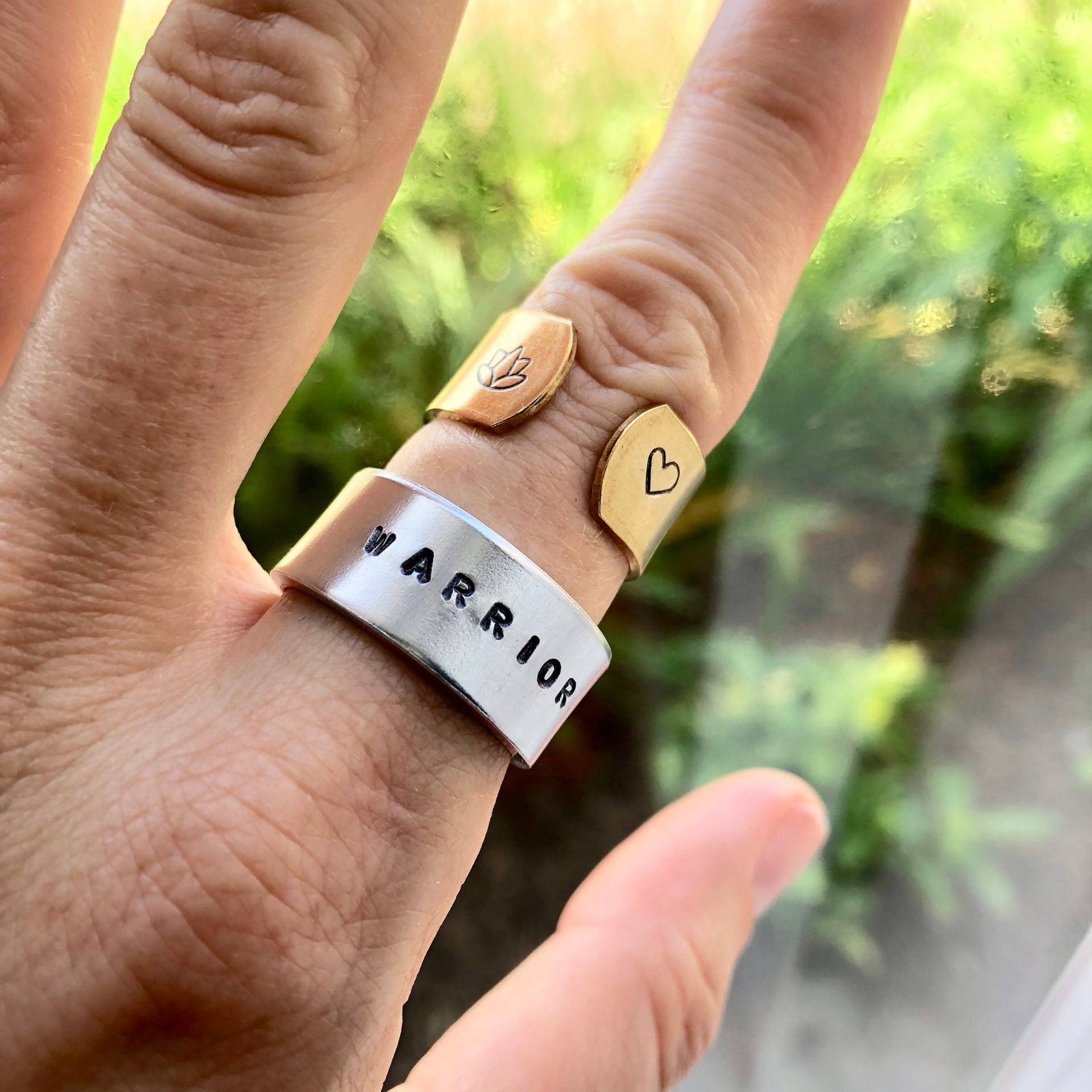 Handgestempelter Krieger Ring Positive Affirmation, Yoga Schmuck von IndoLove