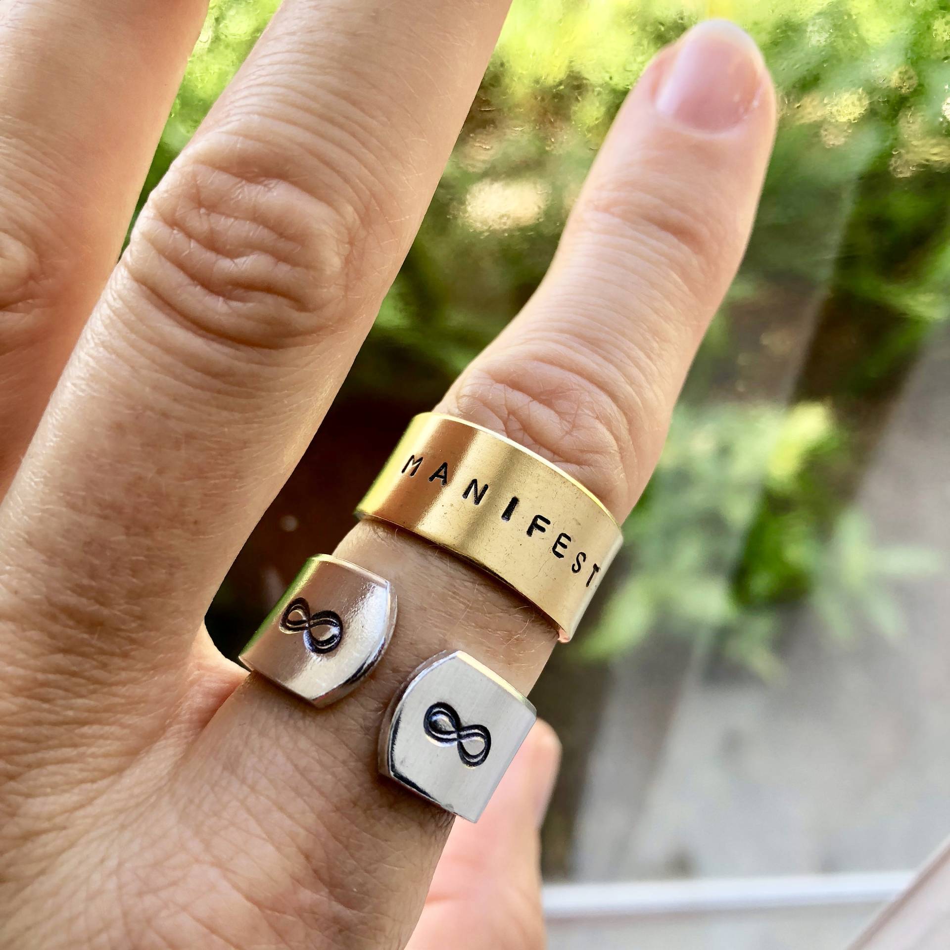 Handgestempelter Manifest Ring Verstellbarer Mantra Schmuck von IndoLove