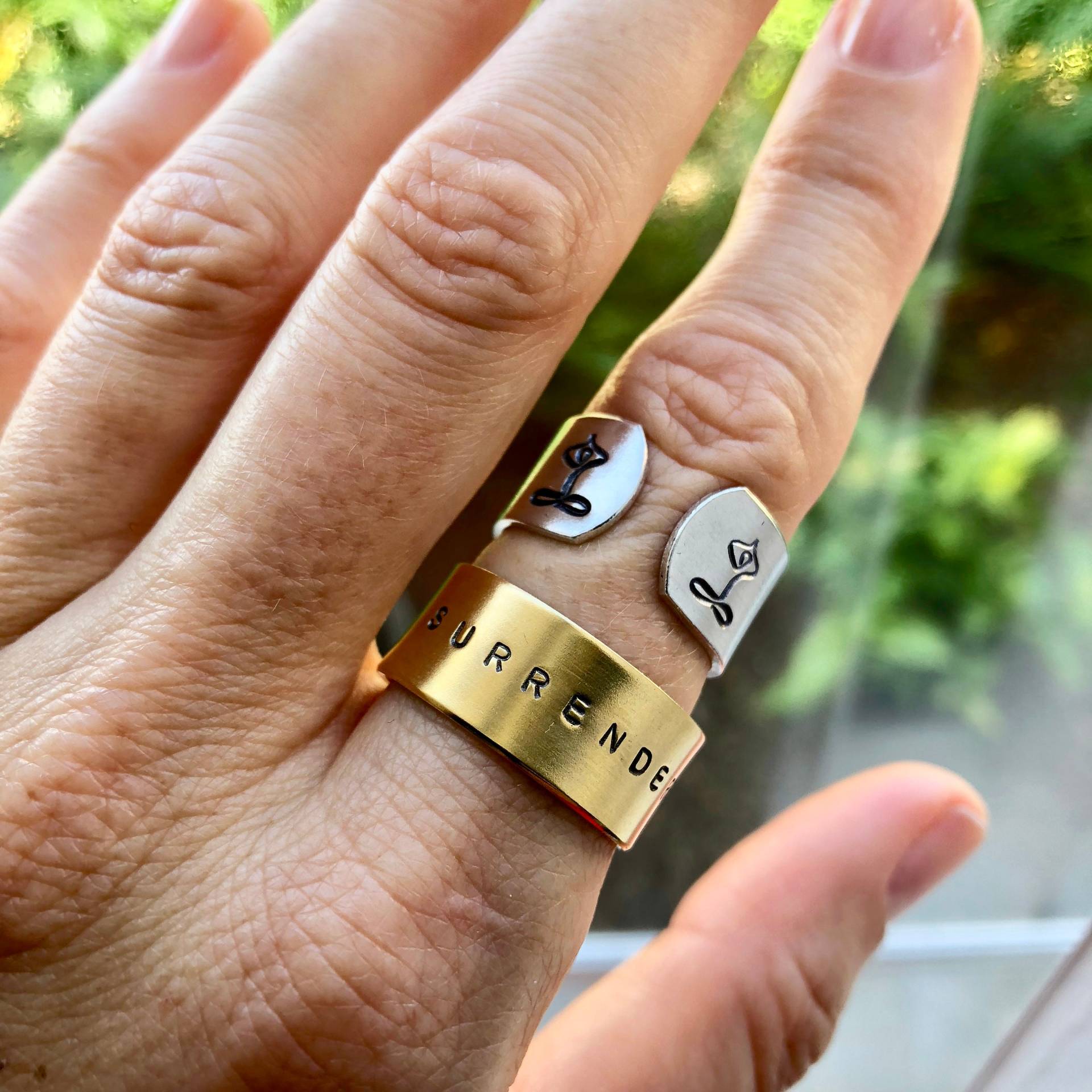 Handgestempelter Surrender Ring Verstellbarer Mantra Yoga Schmuck von IndoLove