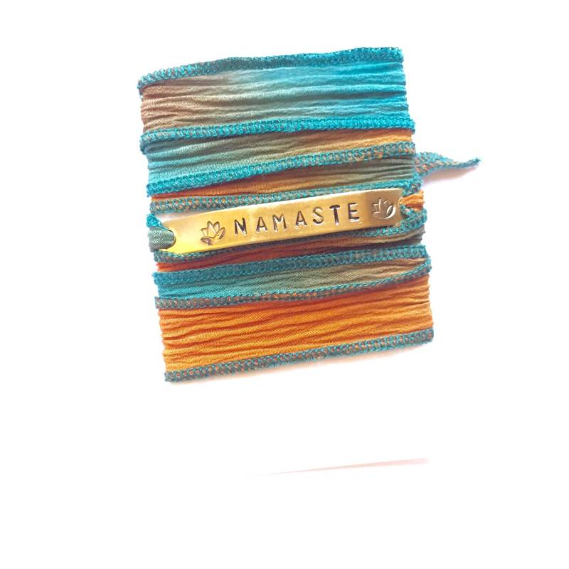 "Handgestempeltes "Namaste" Seidenarmband - Yoga Schmuck." von IndoLove